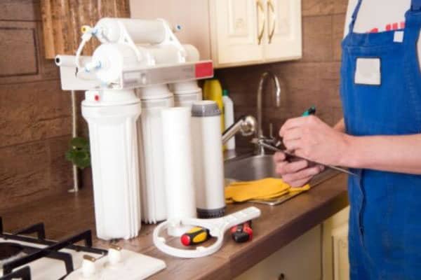 Reverse osmosis filter to remove chloramine from tap water installation